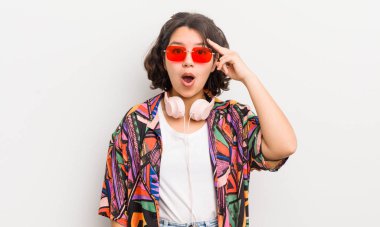 Güzel İspanyol kız şaşırmış görünüyor, yeni bir düşünce, fikir ya da konsept fark ediyor. gençlik kavramı