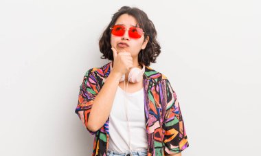 Düşünen, kuşkucu ve kafası karışık bir İspanyol kız. gençlik kavramı