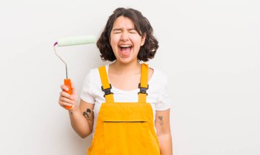 Güzel İspanyol kız agresif bir şekilde bağırıyor, çok kızgın görünüyor. resim ev kavramı