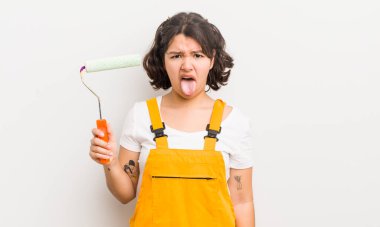 Güzel İspanyol kız iğreniyor, sinirleniyor ve dili dışarı çıkıyor. resim ev kavramı