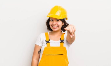 Güzel İspanyol kız seni seçen kamerayı işaret ediyor. işçi konsepti