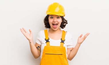 Oldukça İspanyol bir kız kendini mutlu hissediyor ve inanılmaz bir şeye hayret ediyor. işçi konsepti