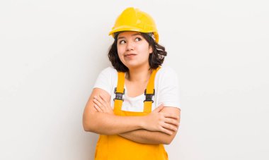 Güzel İspanyol kız omuz silkiyor, kafası karışık ve kararsız hissediyor. işçi konsepti