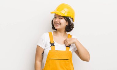 Güzel İspanyol kız kibirli, başarılı, pozitif ve gururlu görünüyor. işçi konsepti