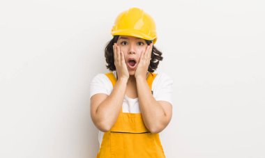 Güzel İspanyol kız şok olmuş ve korkmuş hissediyor. işçi konsepti