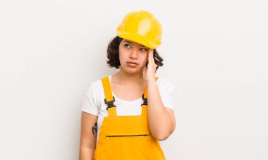 Oldukça İspanyol bir kız bıkkın, bıkkın ve uykulu hissediyor yorucu bir geceden sonra. işçi konsepti