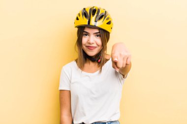 Güzel İspanyol kız seni seçen kamerayı işaret ediyor. motor konsepti