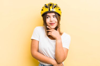 Güzel İspanyol kız mutlu, kendine güvenen, elleri çenesinde gülümsüyor. motor konsepti