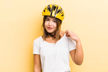 Güzel İspanyol kız kibirli, başarılı, pozitif ve gururlu görünüyor. motor konsepti