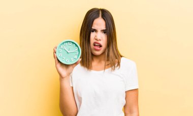 Oldukça İspanyol bir kız kafası karışık ve şaşkın hissediyor. Alarm saati kavramı