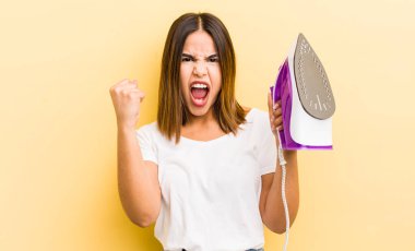 Güzel İspanyol kız sinirli bir ifadeyle agresif bir şekilde bağırıyor. oda yönetimi kavramı