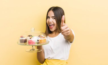 Güzel İspanyol kız gururlu, olumlu gülümsüyor. Ev yapımı kek konsepti