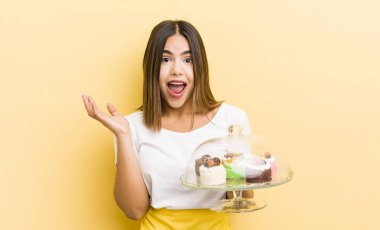 Oldukça İspanyol bir kız mutlu hissediyor, bir çözüm ya da fikir bulduğuna şaşırıyor. Ev yapımı kek konsepti