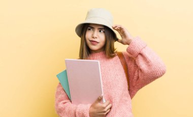 Kafası karışık, kafası karışık, kaşınan bir İspanyol kız. öğrenci konsepti