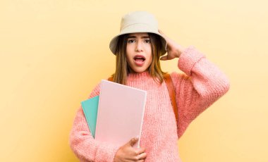 Güzel İspanyol kız stresli, endişeli ya da korkmuş, elleri başının üstünde. öğrenci konsepti