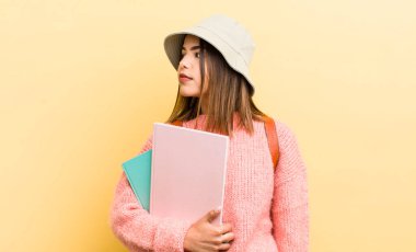 Profildeki güzel İspanyol kız hayal mi kuruyor, hayal mi kuruyor yoksa hayal mi kuruyor? öğrenci konsepti