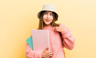 Güzel İspanyol kız kibirli, başarılı, pozitif ve gururlu görünüyor. öğrenci konsepti