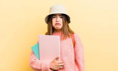 Tatlı İspanyol kız üzgün ve mızmızlanıyor. Mutsuz bir bakışı var ve ağlıyor. öğrenci konsepti