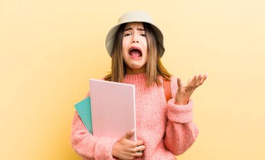 Tatlı İspanyol kız umutsuz, hayal kırıklığına uğramış ve stresli görünüyor. öğrenci konsepti