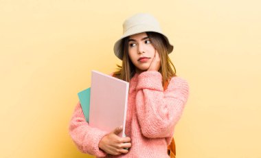 Oldukça İspanyol bir kız bıkkın, bıkkın ve uykulu hissediyor yorucu bir geceden sonra. öğrenci konsepti