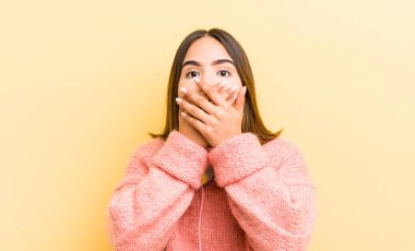 Güzel İspanyol kız şok olmuş bir şekilde ağzını eliyle kapatıyor. kulaklık konsepti