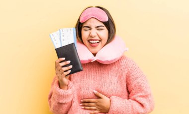 Güzel İspanyol kız komik bir şakaya yüksek sesle gülüyor. uçuş yolcu kavramı