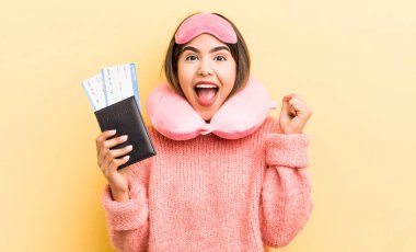 Güzel İspanyol kız şok olmuş, gülüyor ve başarıyı kutluyor. uçuş yolcu kavramı