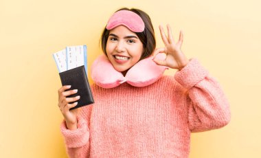 Güzel İspanyol kız kendini mutlu hissediyor, iyi bir jestle onaylıyor. uçuş yolcu kavramı