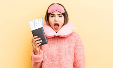 Güzel İspanyol kız çok şaşırmış ya da şaşkın görünüyor. uçuş yolcu kavramı