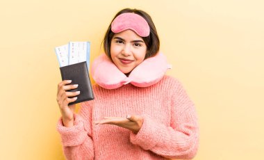 Güzel İspanyol kız neşeyle gülümsüyor, mutlu hissediyor ve bir konsept gösteriyor. uçuş yolcu kavramı