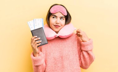 Güzel İspanyol kız kibirli, başarılı, pozitif ve gururlu görünüyor. uçuş yolcu kavramı