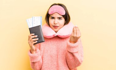 Güzel İspanyol kız kapiş ya da para hareketi yapıyor, sana ödemeni söylüyor. uçuş yolcu kavramı