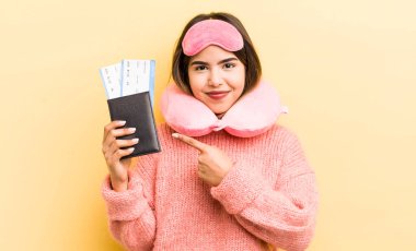 Güzel İspanyol kız heyecanlı ve şaşırmış görünüyor. uçuş yolcu kavramı