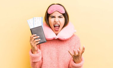 Güzel İspanyol kız sinirli, sinirli ve sinirli görünüyor. uçuş yolcu kavramı