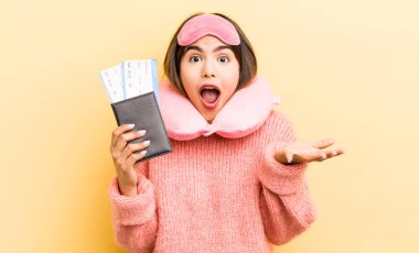 Oldukça İspanyol bir kız inanılmaz bir sürprizle şaşkına dönmüş ve hayrete düşmüştü. uçuş yolcu kavramı