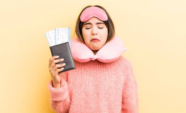 Tatlı İspanyol kız üzgün ve mızmızlanıyor. Mutsuz bir bakışı var ve ağlıyor. uçuş yolcu kavramı