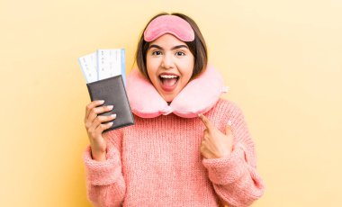 Şok olmuş ve ağzı açık, kendini işaret eden güzel İspanyol bir kız. uçuş yolcu kavramı