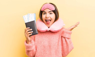 Oldukça İspanyol bir kız mutlu hissediyor, bir çözüm ya da fikir bulduğuna şaşırıyor. uçuş yolcu kavramı