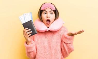 Oldukça İspanyol bir kız son derece şaşkın ve şaşırmış hissediyor. uçuş yolcu kavramı