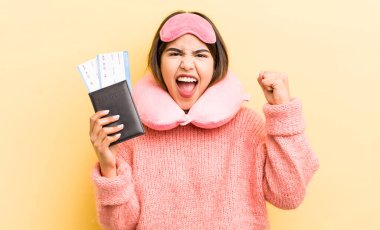 Güzel İspanyol kız sinirli bir ifadeyle agresif bir şekilde bağırıyor. uçuş yolcu kavramı