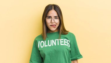 Şaşkın ve şaşkın görünen güzel İspanyol kız. ekoloji kavramı