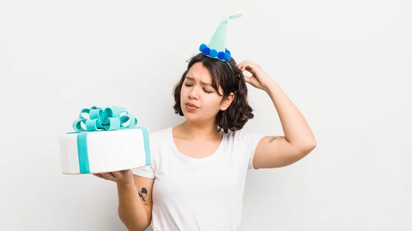 Menina Bastante Hispânica Sentindo Confuso Confuso Coçando Cabeça Conceito Aniversário — Fotografia de Stock