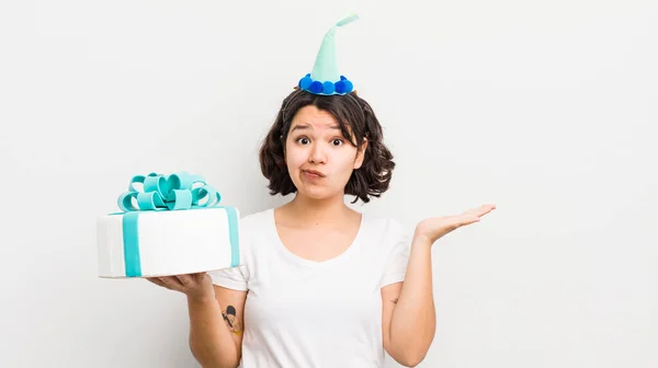 Menina Bastante Hispânica Sentindo Intrigado Confuso Duvidoso Conceito Aniversário — Fotografia de Stock