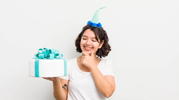 Csinos Spanyol Lány Mosolyog Boldog Magabiztos Arckifejezéssel Kezével Állán Születésnapi — Stock Fotó
