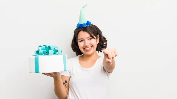 Dość Latynoska Dziewczyna Wskazując Aparat Wybierając Ciebie Koncepcja Urodzin — Zdjęcie stockowe
