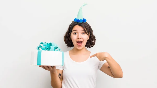 Menina Muito Hispânica Sentindo Feliz Apontando Para Mesmo Com Animado — Fotografia de Stock