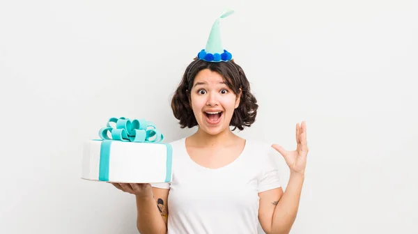 Pretty Hispanic Girl Feeling Happy Astonished Something Unbelievable Birthday Concept — Stock Photo, Image