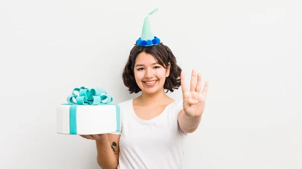 Vrij Latino Meisje Glimlachend Vriendelijk Uitziend Nummer Vier Tonend Verjaardagsconcept — Stockfoto