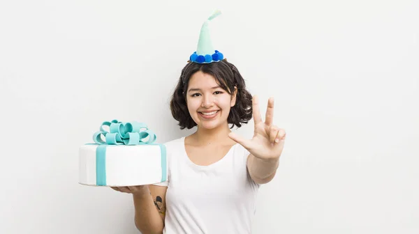 Vrij Latino Meisje Glimlachend Vriendelijk Uitziend Nummer Drie Tonend Verjaardagsconcept — Stockfoto