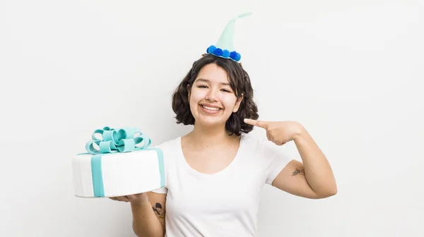 Menina Bastante Hispânica Sorrindo Confiantemente Apontando Para Próprio Sorriso Largo — Fotografia de Stock